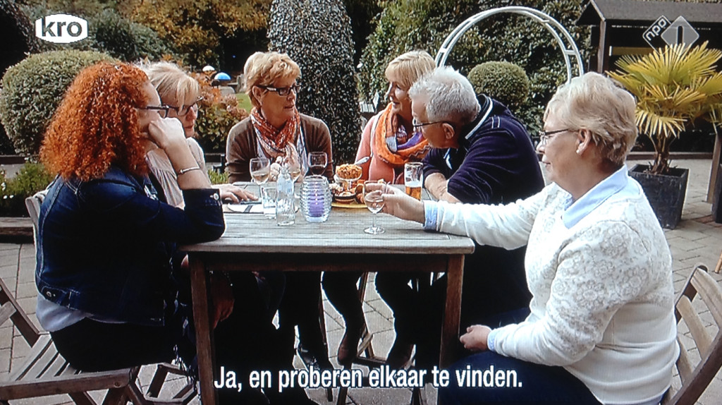 Terwijl de dames gezellig met Geert kleppen, beraamt Mary (rechtsvoor) haar eerste kidnap-poging.